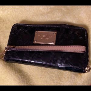 MICHAEL KORS BLACK PATENT MK WALLET